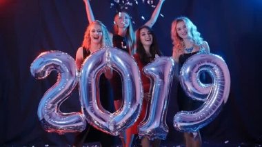 Mutlu yeni yıl kavramı. Grup Genç kadını eğleniyor ve daha büyük sayılar 2019 holding