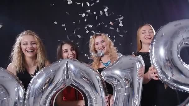 Feliz Año Nuevo concepto. Grupo de mujeres jóvenes se divierten y sostienen números más grandes 2019 — Vídeo de stock