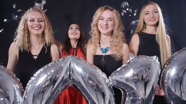 Bonne année concept. Groupe de jeunes femmes s'amusent et tiennent de plus grands nombres 2019 — Video