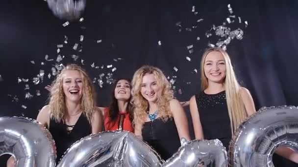 Feliz Año Nuevo concepto. Grupo de mujeres jóvenes se divierten y sostienen números más grandes 2019 — Vídeo de stock