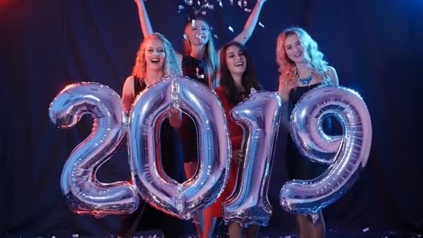 С Новым годом. Группа молодых женщин веселится и держит больше номеров 2019 — стоковое видео