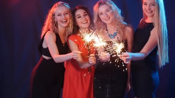 Вечеринка, праздники, ночная жизнь и счастливый Новый год - группа счастливых женщин, веселящихся со сверкающими красавицами — стоковое видео