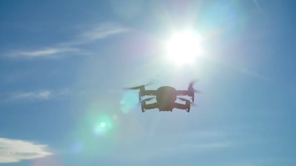 Le concept de drones personnels et de photographie aérienne. Quadcopter volant au-dessus du ciel bleu nuageux 