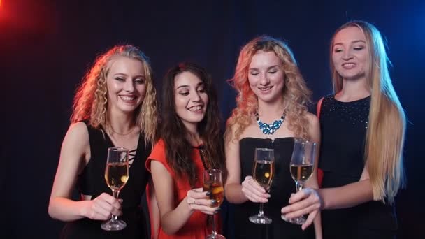 Concepto de vacaciones y vida nocturna. Grupo de mujeres hermosas jóvenes con copas de champán en una fiesta — Vídeos de Stock