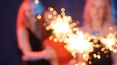 Havai fişekleri ile eğleniyor arkadaş grubu. Gece parti konsept