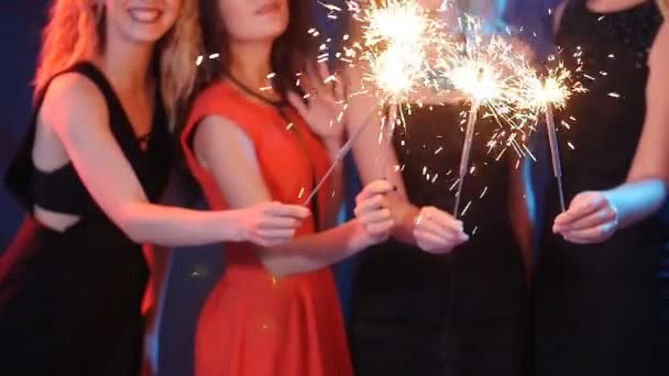 Grupo de amigos se divertindo com sparklers. Conceito de festa noturna — Vídeo de Stock
