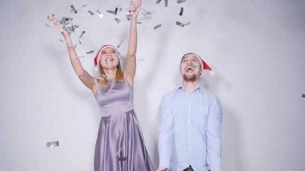 Lyckliga vackra paret i Santa hattar dansar och ler — Stockvideo