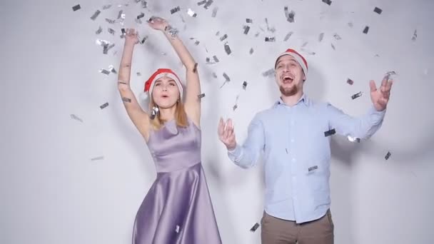 Felice Bella coppia a Babbo Natale cappelli ballare e sorridere — Video Stock