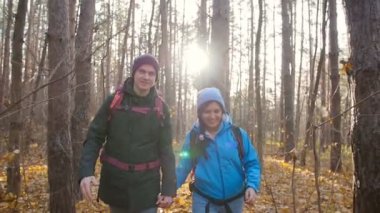 Bir kaç yürüyüşçü sonbahar ormandaki sırt çantaları ile Hiking. Aktif dinlenme kavramı