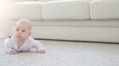 Çocuk ve ebeveyn kavramı. Şirin mutlu bebek Lying halı üzerinde olduğunu