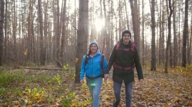 Yürüyüş ve kavram Backpacking. Genç çift sonbahar gün ormanda yürümek yolcularının