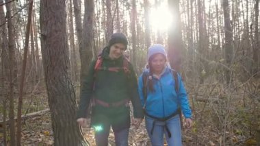 Yürüyüş ve kavram Backpacking. Genç çift sonbahar gün ormanda yürümek yolcularının