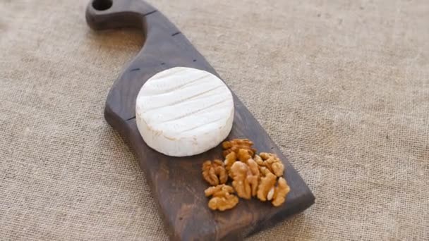 Bílá plíseň sýr otočit na dřevěném prkénku — Stock video