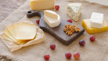 Peynir tabağı ile fındık ve üzüm ahşap kesme tahtası