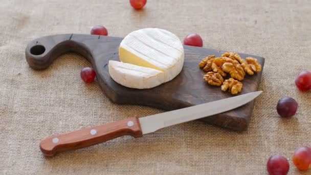Beyaz kalıp peynir ahşap kesme tahtası üzerinde döndürme — Stok video