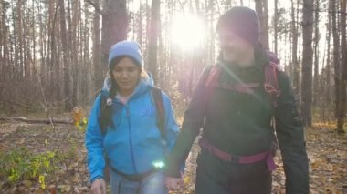 Yürüyüş ve doğa turistik kavramı. Genç çift yürüyüşçü orman üzerinde sonbahar