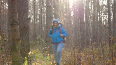 Kış, sonbahar seyahat ve yürüyüş kavramı. Sonbahar ormanda hiking kadın