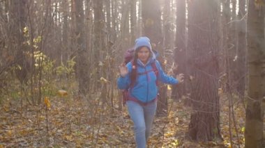 Kış, sonbahar seyahat ve yürüyüş kavramı. Genç kadın sonbahar ormanda hiking