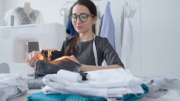 爱好和小生意的概念 在缝纫机上工作的年轻妇女裁缝 — 图库视频影像