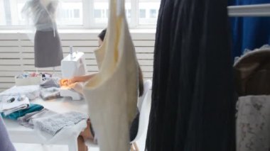 Hobi ve küçük işletme kavramı. Dikiş makinesi üzerinde çalışan kadın terzi