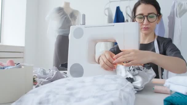 Έννοια του χόμπι και τις μικρές επιχειρήσεις. Γυναίκα ράφτη που εργάζεται για ραπτομηχανή — Αρχείο Βίντεο