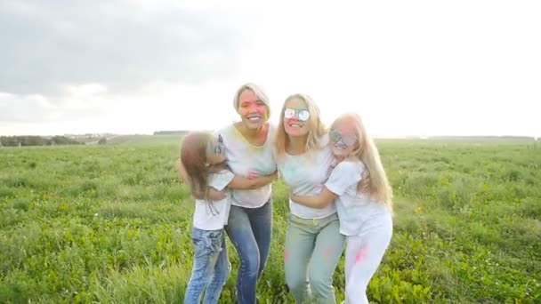 Šťastné matky s dětmi baví s barevný prášek na holi festival barev — Stock video