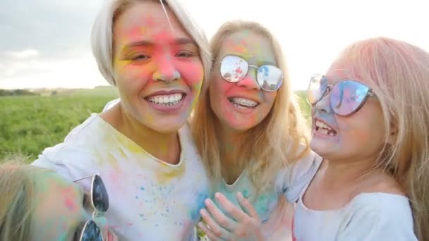 Madres felices con niños divirtiéndose con polvo colorido en el festival holi de colores — Vídeos de Stock