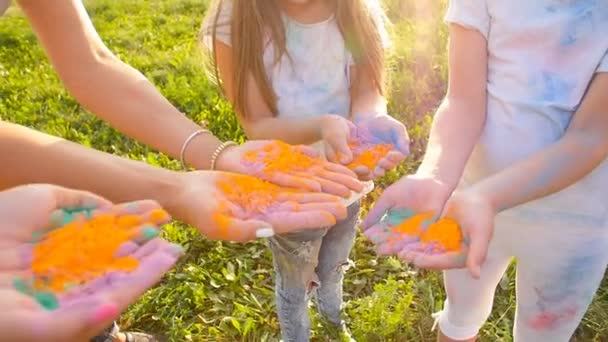 Madres felices con niños divirtiéndose con polvo colorido en el festival holi de colores — Vídeos de Stock