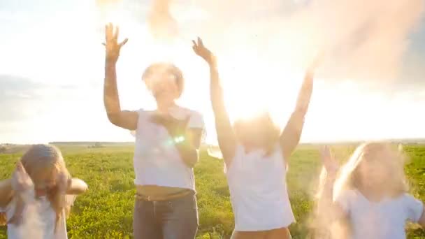 Madres felices con niños divirtiéndose con polvo colorido en el festival holi de colores — Vídeos de Stock