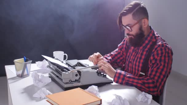 Retro író koncepció. Fiatal szakállas stílusos ember írt a régi typewriter — Stock videók