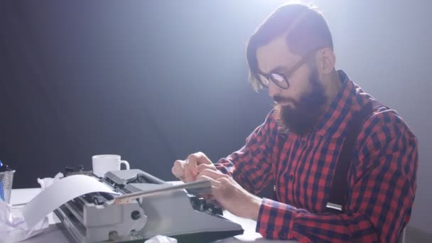 Ретро письменник концепції. Молодий бородатий стильний мужчина писати на старій машинці — стокове відео