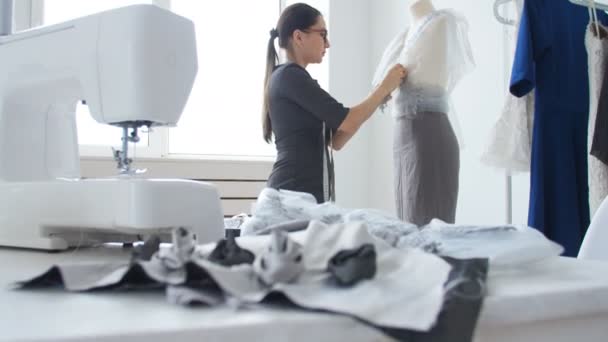 Concetto di progettazione e produzione di abbigliamento. Giovane sarta designer di vestiti che lavorano nel suo studio — Video Stock