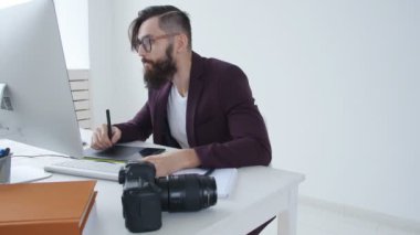 Profesyonel fotoğraf ve grafik tasarım kavramı. Şık genç grafik tasarımcı, fotoğrafçı grafik tablet ofiste çalışan adam
