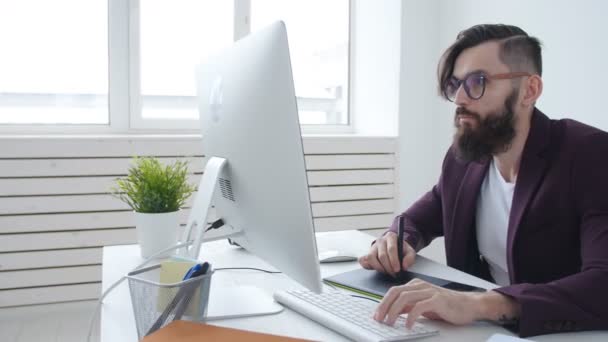 年轻时尚的男人平面设计师 在办公室里做图形平板电脑的摄影师 — 图库视频影像