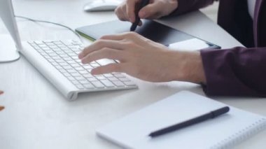 Profesyonel fotoğraf ve grafik tasarım kavramı. Şık genç grafik tasarımcı, fotoğrafçı grafik tablet ofiste çalışan adam