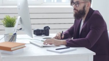 Profesyonel fotoğraf ve grafik tasarım kavramı. Şık genç grafik tasarımcı, fotoğrafçı grafik tablet ofiste çalışan adam