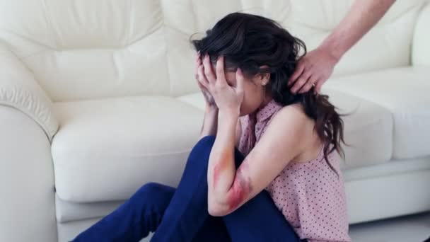 Концепция домашнего насилия. Мужчина нападает на испуганную женщину дома — стоковое видео