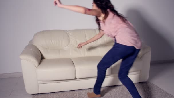 Concepto de violencia doméstica. Un hombre atacando a una mujer asustada en casa — Vídeo de stock