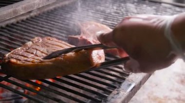 Pişirme kavramı. Duman ile yanan ızgarada iki ızgara biftek