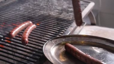 Pişirme kavramı. Bir yangın ızgara ızgara sosis ızgara