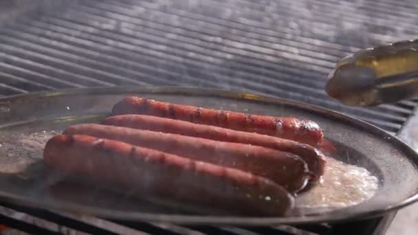 Concepto de cocina. Salchichas de barbacoa a la parrilla en una parrilla de fuego — Vídeos de Stock