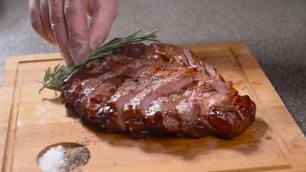 Pişirme kavramı. Marine edilmiş ızgara sığır eti biftek ahşap tahta üzerinde yan — Stok video