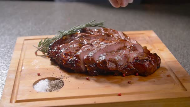 Főzés koncepció. Grillezett pácolt marha steak, fából készült táblán lágyék — Stock videók