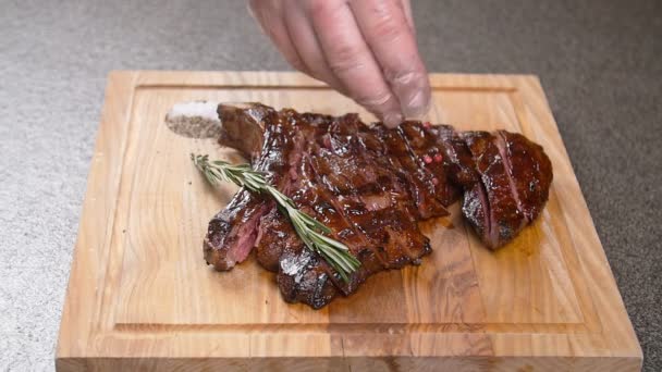 Koken concept. Gegrilde gemarineerde rundvlees flank steak op houten bord — Stockvideo