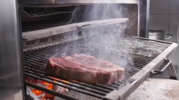 Pişirme kavramı. Alevli ızgara iki ızgara biftek — Stok video