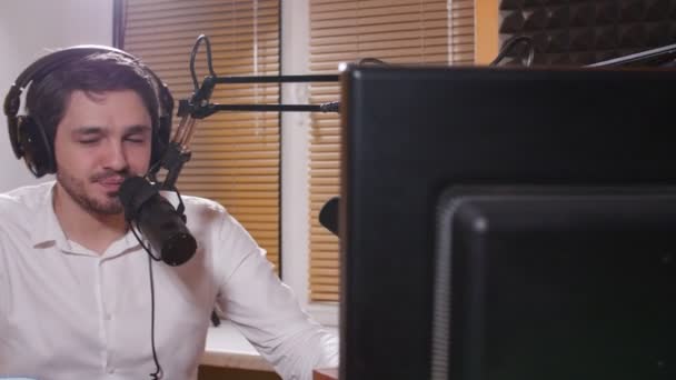 Концепция Радио Прямой Трансляции Молодой Человек Наушниках Говорит Микрофону — стоковое видео