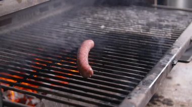Pişirme kavramı. Bir yangın ızgara ızgara sosis ızgara