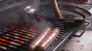 Pişirme kavramı. Bir yangın ızgara ızgara sosis ızgara