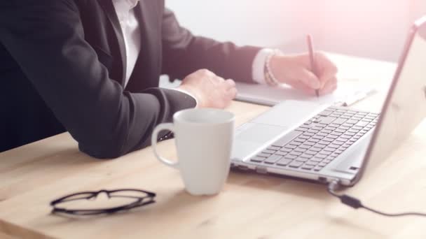 Jeune homme assis à son bureau dans le bureau ensoleillé — Video