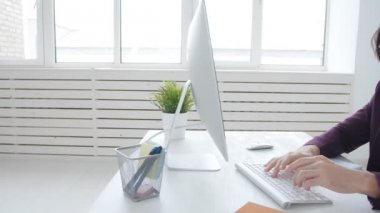 Freelancing ve office iş kavramı. Genç erkek ofis işçi işyerinde